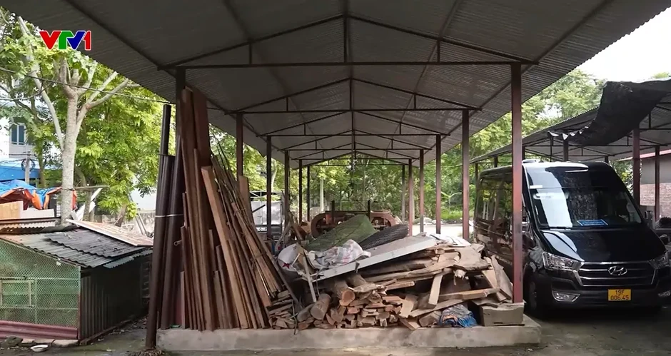Nhiều chợ xây xong bỏ hoang, biến thành nơi chứa đồ phế thải, nuôi nhốt động vật