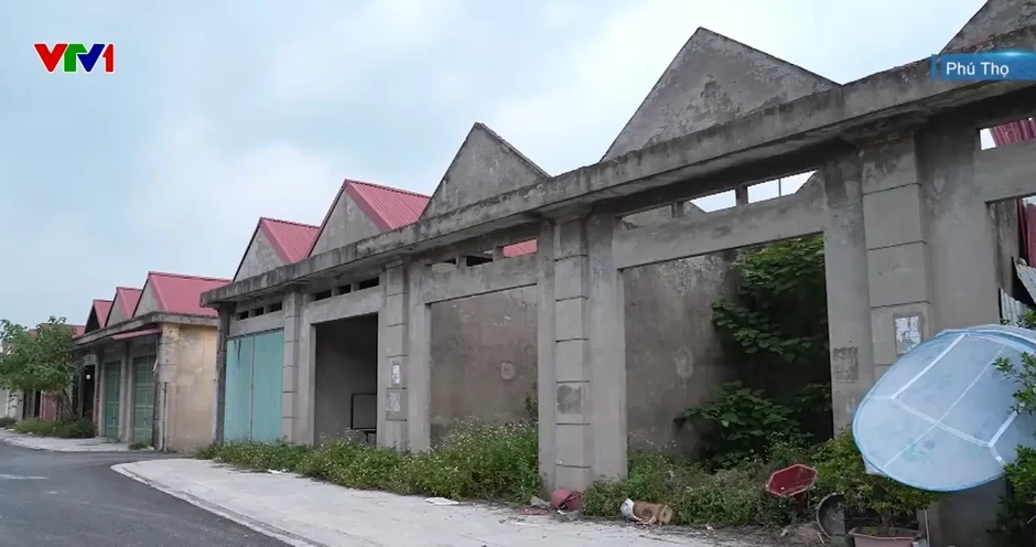 Nhiều chợ xây xong bỏ hoang, biến thành nơi chứa đồ phế thải, nuôi nhốt động vật