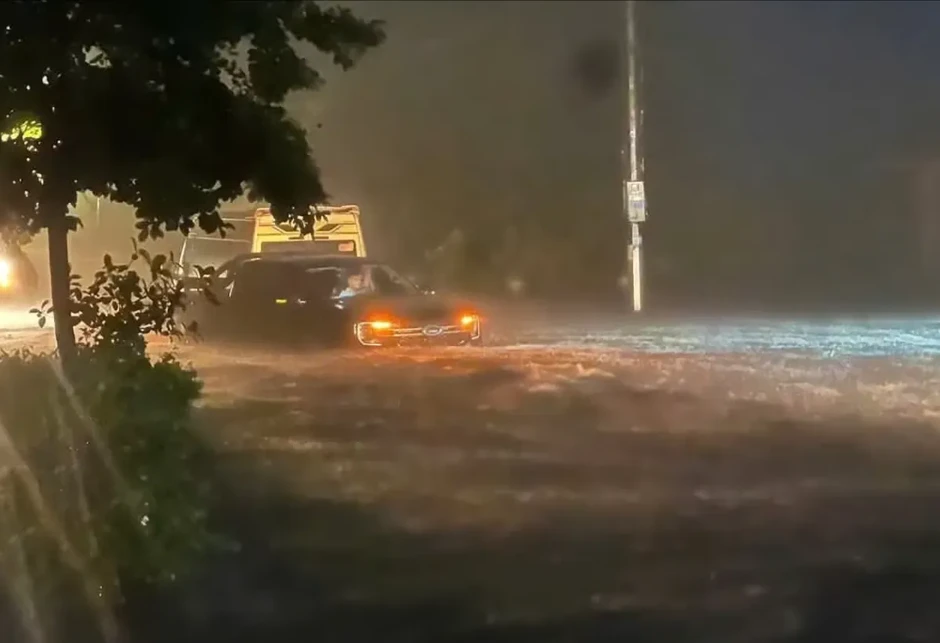 Nhiều địa phương chịu thiệt hại nặng nề do mưa lớn, dông lốc và sét đánh Nhiều địa phương chịu thiệt hại nặng nề do mưa lớn, dông lốc và sét đánh