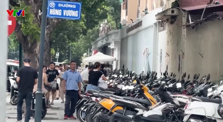 Nhiều điểm trông giữ xe ở Hà Nội lấn chiếm vỉa hè, sử dụng sai diện tích được cấp phép Nhiều điểm trông giữ xe ở Hà Nội lấn chiếm vỉa hè, sử dụng sai diện tích được cấp phép