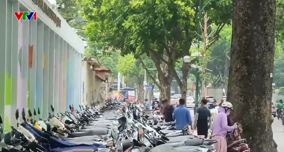 Nhiều điểm trông giữ xe ở Hà Nội thu phí cao hơn mức niêm yết Nhiều điểm trông giữ xe ở Hà Nội thu phí cao hơn mức niêm yết