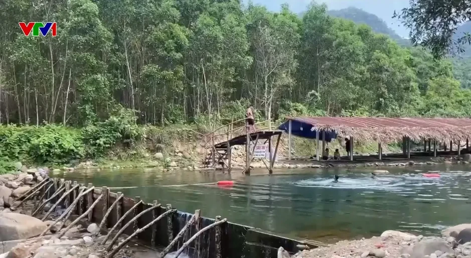 Nhiều đoạn suối ở TP Huế bị xâm hại để kinh doanh du lịch Nhiều đoạn suối ở TP Huế bị xâm hại để kinh doanh du lịch