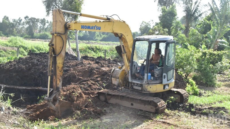 Nhiều hộ dân lấy đất, cát trong phạm vi dự án đang triển khai ở Đồng Tháp Nhiều hộ dân lấy đất, cát trong phạm vi dự án đang triển khai ở Đồng Tháp