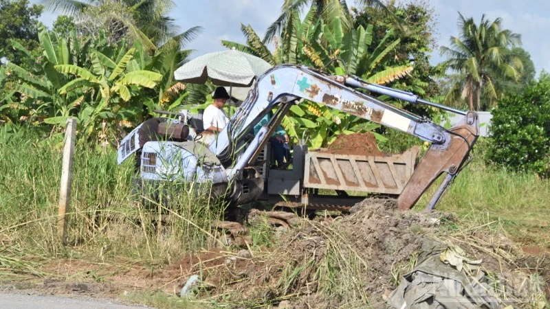 Nhiều hộ dân lấy đất, cát trong phạm vi dự án đang triển khai ở Đồng Tháp Nhiều hộ dân lấy đất, cát trong phạm vi dự án đang triển khai ở Đồng Tháp