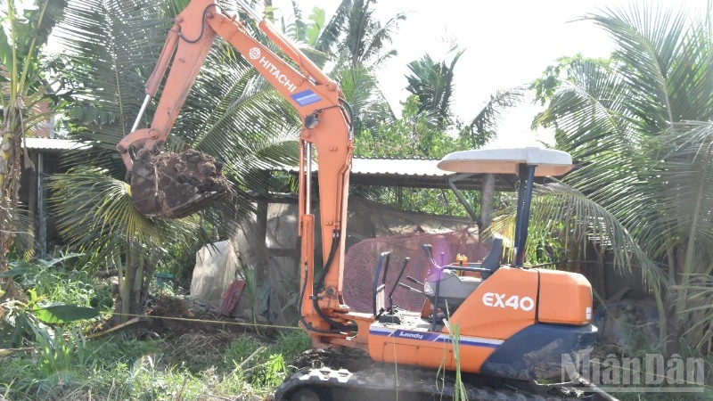 Nhiều hộ dân lấy đất, cát trong phạm vi dự án đang triển khai ở Đồng Tháp Nhiều hộ dân lấy đất, cát trong phạm vi dự án đang triển khai ở Đồng Tháp