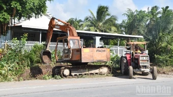 Nhiều hộ dân lấy đất, cát trong phạm vi dự án đang triển khai ở Đồng Tháp