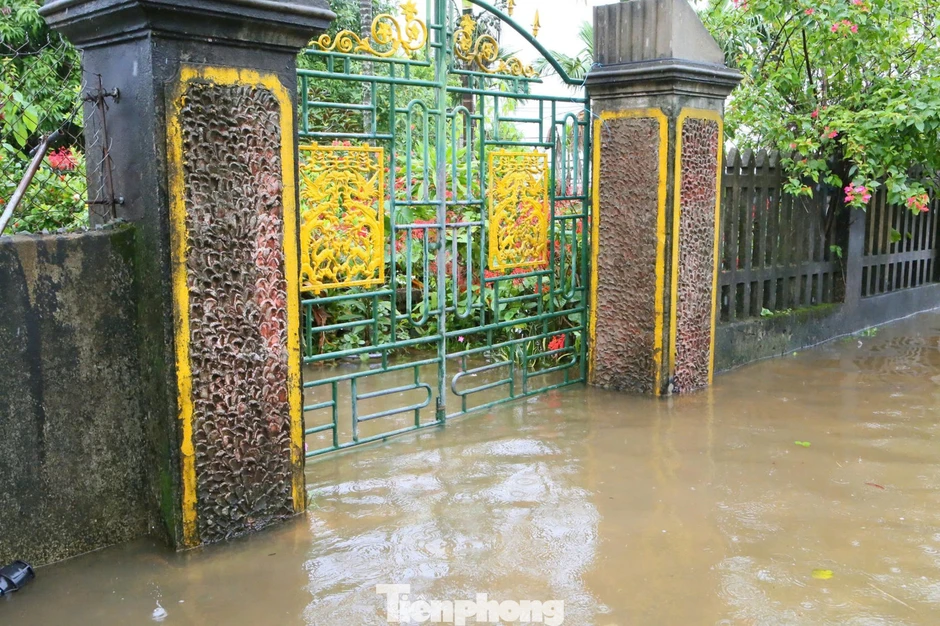 Nhiều khu vực ở Ninh Bình ngập sâu, nước sông Hoàng Long dâng cao trở lại