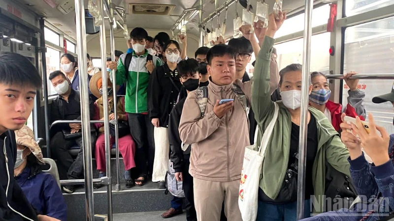 Nhiều người dân chọn phương tiện công cộng để di chuyển trong những ngày giá xăng tăng cao Nhiều người dân chọn phương tiện công cộng để di chuyển trong những ngày giá xăng tăng cao