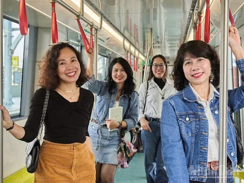 Nhiều người dân chọn phương tiện công cộng để di chuyển trong những ngày giá xăng tăng cao Nhiều người dân chọn phương tiện công cộng để di chuyển trong những ngày giá xăng tăng cao