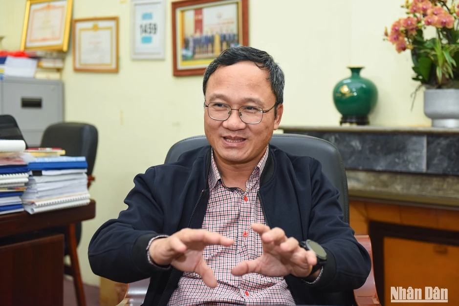 Nhiều người dân chọn phương tiện công cộng để di chuyển trong những ngày giá xăng tăng cao Nhiều người dân chọn phương tiện công cộng để di chuyển trong những ngày giá xăng tăng cao