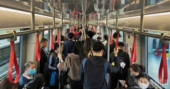 Nhiều người dân chọn phương tiện công cộng để di chuyển trong những ngày giá xăng tăng cao