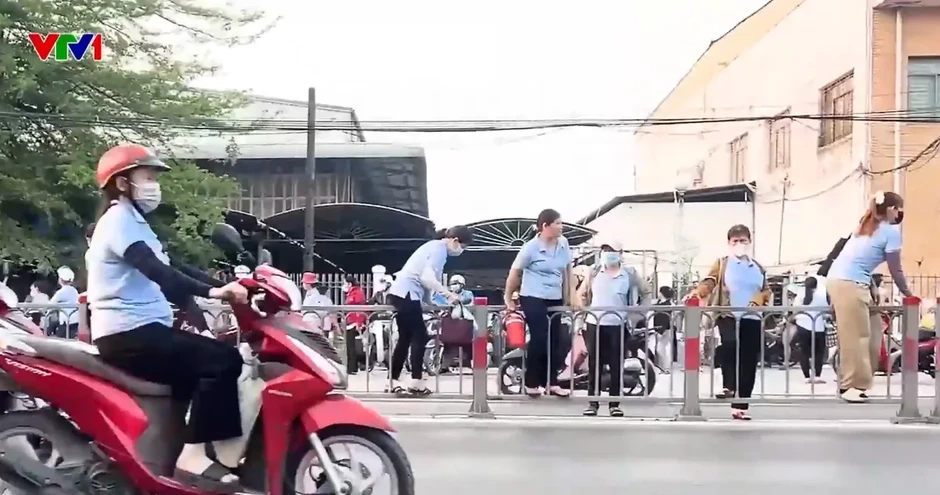 Nhiều người dân TP Hồ Chí Minh liều lĩnh trèo dải phân cách băng qua đường để kịp giờ làm Nhiều người dân TP Hồ Chí Minh liều lĩnh trèo dải phân cách băng qua đường để kịp giờ làm