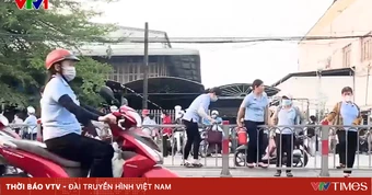 Nhiều người dân TP Hồ Chí Minh liều lĩnh trèo dải phân cách băng qua đường để kịp giờ làm
