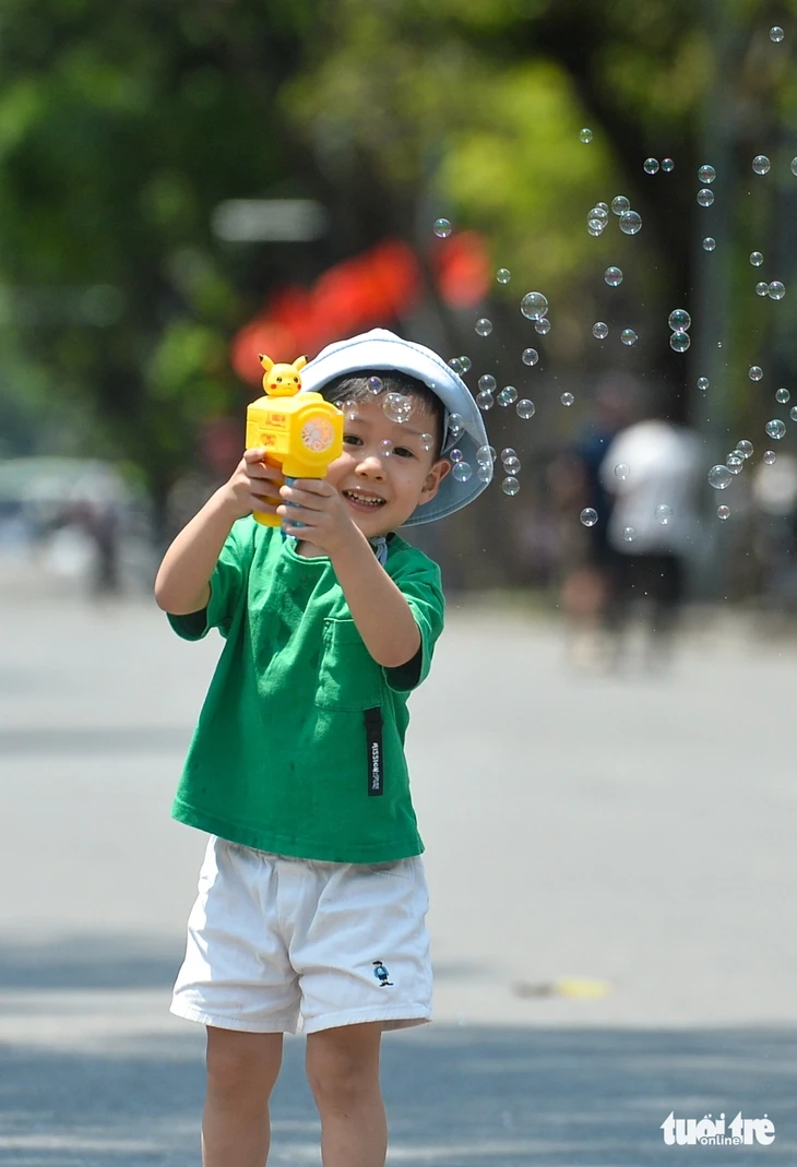 Nhiều người Hà Nội chọn du lịch tại chỗ trong ngày đầu nghỉ lễ 30-4 và 1-5 Nhiều người Hà Nội chọn du lịch tại chỗ trong ngày đầu nghỉ lễ 30-4 và 1-5