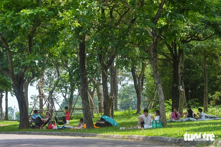 Nhiều người Hà Nội chọn du lịch tại chỗ trong ngày đầu nghỉ lễ 30-4 và 1-5 Nhiều người Hà Nội chọn du lịch tại chỗ trong ngày đầu nghỉ lễ 30-4 và 1-5