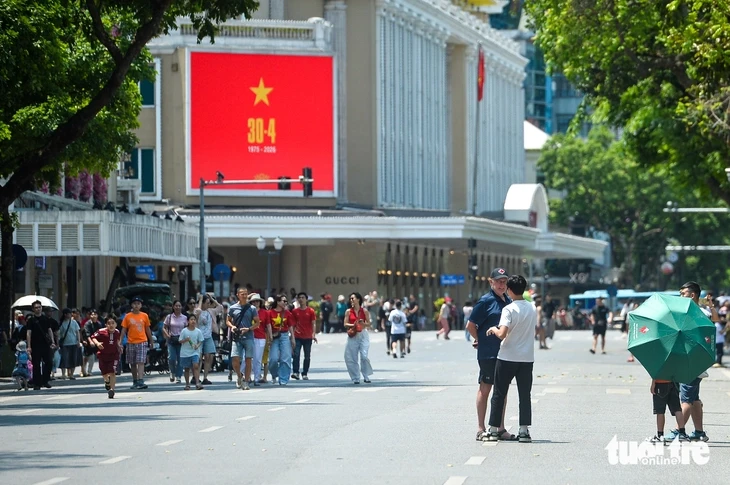 Nhiều người Hà Nội chọn du lịch tại chỗ trong ngày đầu nghỉ lễ 30-4 và 1-5 Nhiều người Hà Nội chọn du lịch tại chỗ trong ngày đầu nghỉ lễ 30-4 và 1-5