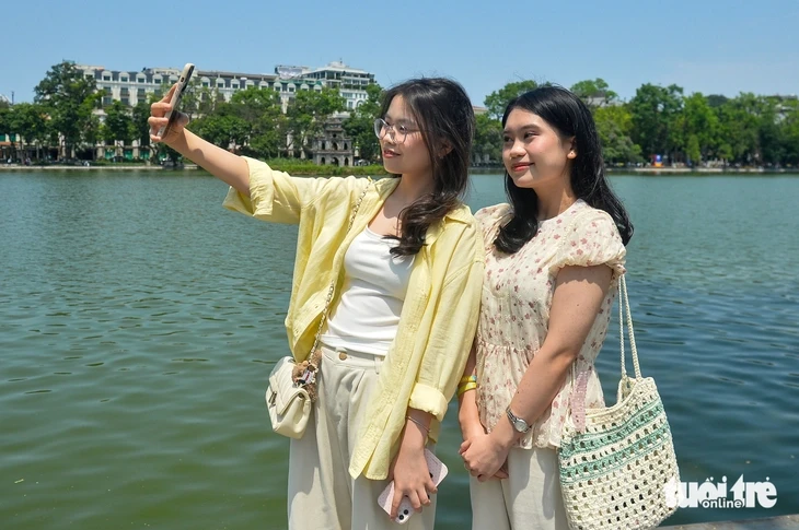 Nhiều người Hà Nội chọn du lịch tại chỗ trong ngày đầu nghỉ lễ 30-4 và 1-5 Nhiều người Hà Nội chọn du lịch tại chỗ trong ngày đầu nghỉ lễ 30-4 và 1-5