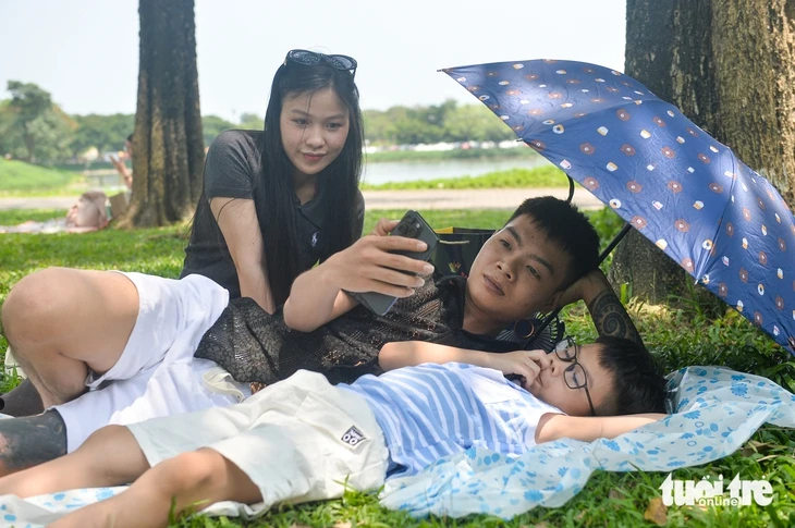 Nhiều người Hà Nội chọn du lịch tại chỗ trong ngày đầu nghỉ lễ 30-4 và 1-5 Nhiều người Hà Nội chọn du lịch tại chỗ trong ngày đầu nghỉ lễ 30-4 và 1-5