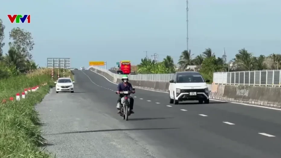 Nhiều người liều mình chạy xe máy vào tuyến Lộ Tẻ - Rạch Sỏi để đi tắt Nhiều người liều mình chạy xe máy vào tuyến Lộ Tẻ - Rạch Sỏi để đi tắt