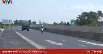 Nhiều người liều mình chạy xe máy vào tuyến Lộ Tẻ - Rạch Sỏi để đi tắt