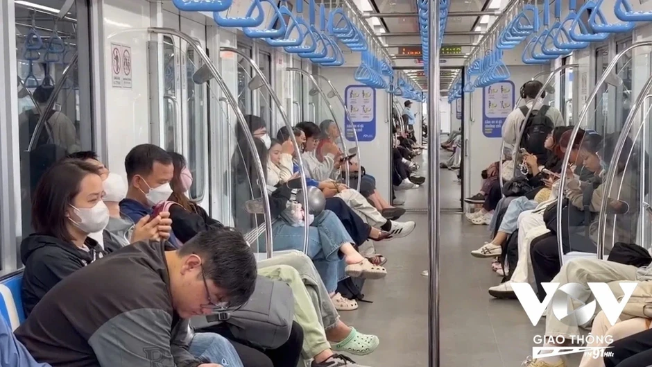 Nhiều người trẻ chọn tàu điện để tiết kiệm chi phí