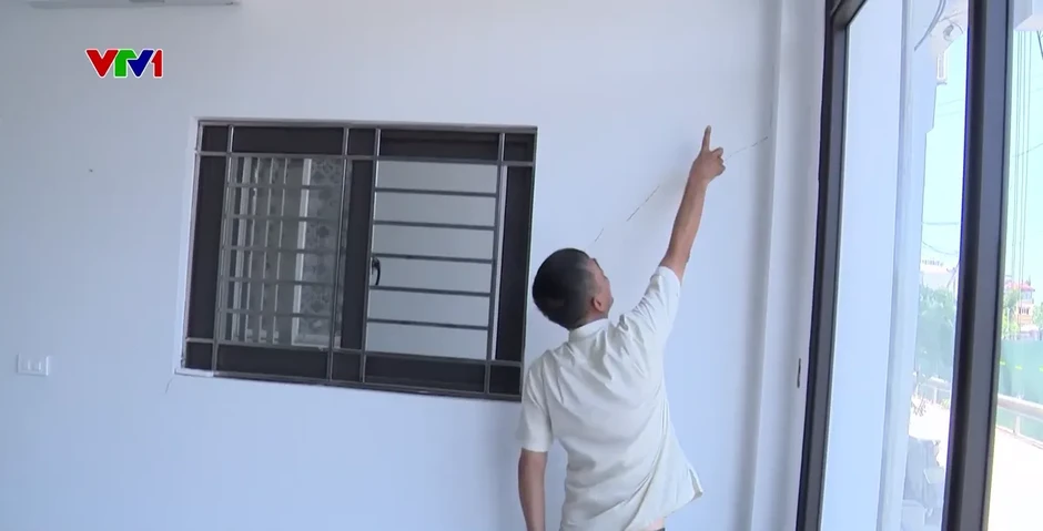 Nhiều nhà dân bị lún, nứt nghiêm trọng do ảnh hưởng từ dự án cải tạo hạ lưu sông tại Hà Nội Nhiều nhà dân bị lún, nứt nghiêm trọng do ảnh hưởng từ dự án cải tạo hạ lưu sông tại Hà Nội