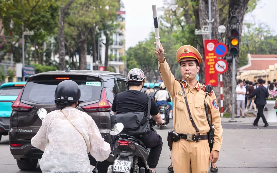 Nhiều tuyến đường ở Hà Nội tạm cấm, hạn chế phương tiện trong 2 ngày 24-25/6 Nhiều tuyến đường ở Hà Nội tạm cấm, hạn chế phương tiện trong 2 ngày 24-25/6