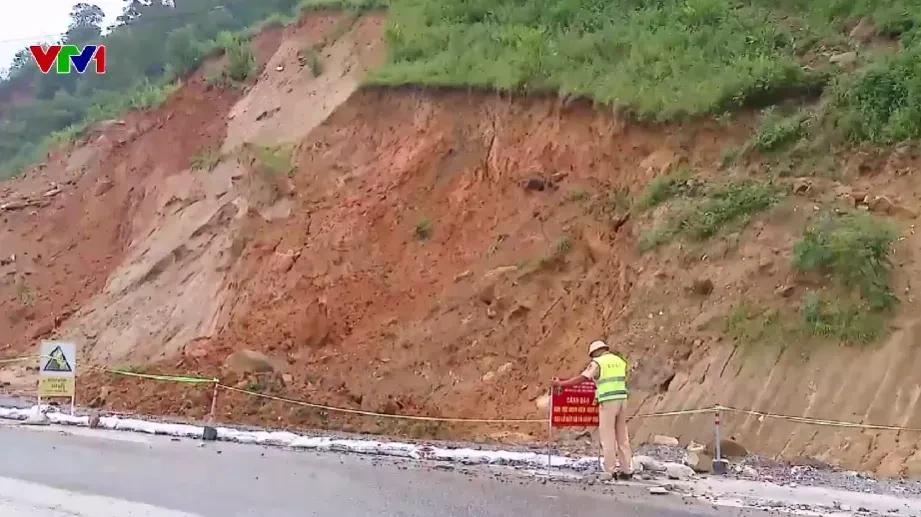 Nhiều tuyến đường ở Lào Cai sạt lở do mưa lớn kéo dài Nhiều tuyến đường ở Lào Cai sạt lở do mưa lớn kéo dài