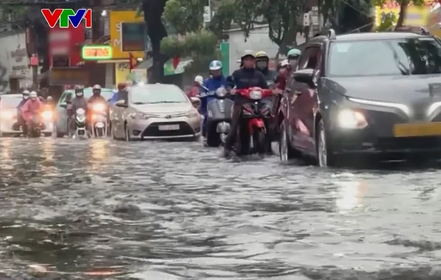 Nhiều tuyến đường ở TP Hồ Chí Minh ngập sâu sau mưa lớn, cuộc sống người dân đảo lộn Nhiều tuyến đường ở TP Hồ Chí Minh ngập sâu sau mưa lớn, cuộc sống người dân đảo lộn