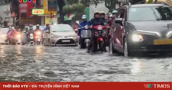 Nhiều tuyến đường ở TP Hồ Chí Minh ngập sâu sau mưa lớn, cuộc sống người dân đảo lộn
