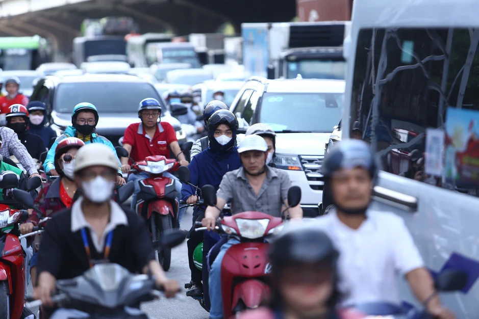 Nhiều tuyến đường ùn ứ kéo dài trước kỳ nghỉ lễ, người dân chật vật rời Hà Nội