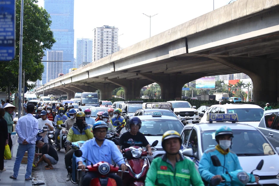 Nhiều tuyến đường ùn ứ kéo dài trước kỳ nghỉ lễ, người dân chật vật rời Hà Nội