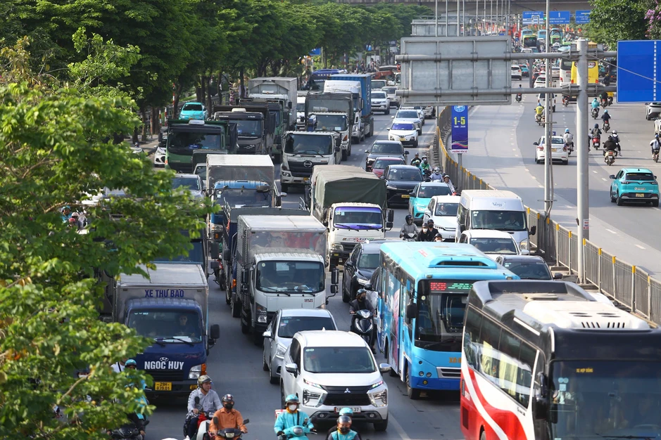 Nhiều tuyến đường ùn ứ kéo dài trước kỳ nghỉ lễ, người dân chật vật rời Hà Nội