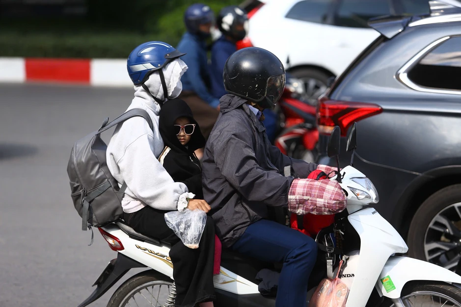 Nhiều tuyến đường ùn ứ kéo dài trước kỳ nghỉ lễ, người dân chật vật rời Hà Nội