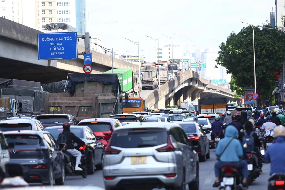 Nhiều tuyến đường ùn ứ kéo dài trước kỳ nghỉ lễ, người dân chật vật rời Hà Nội