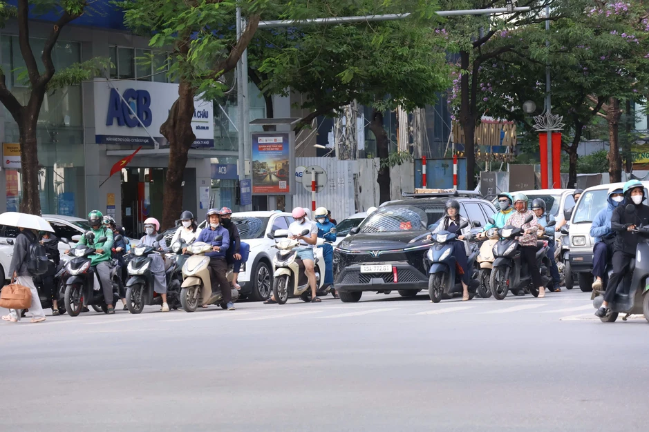 Nhiều tuyến đường ùn ứ kéo dài trước kỳ nghỉ lễ, người dân chật vật rời Hà Nội