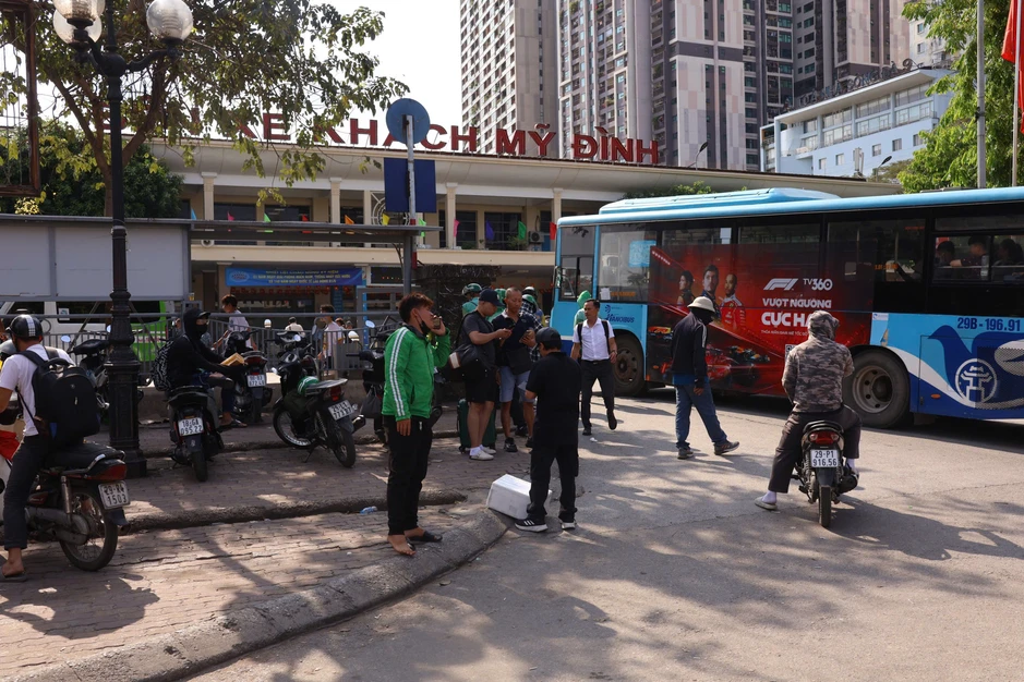 Nhiều tuyến đường ùn ứ kéo dài trước kỳ nghỉ lễ, người dân chật vật rời Hà Nội