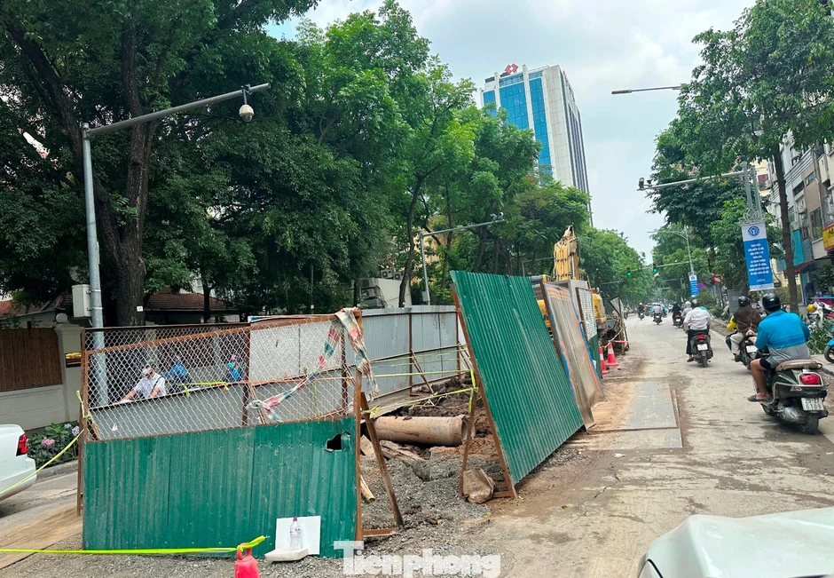 Nhiều tuyến phố Hà Nội rào chắn ban đêm để nâng cấp chiếu sáng Nhiều tuyến phố Hà Nội rào chắn ban đêm để nâng cấp chiếu sáng