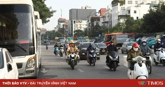 Nhiều xe khách dừng đỗ sai quy định để chờ giờ vào nội đô Hà Nội