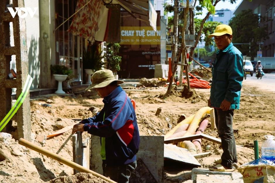 Nhọc nhằn mưu sinh dưới cái nắng bỏng rát ở miền Trung