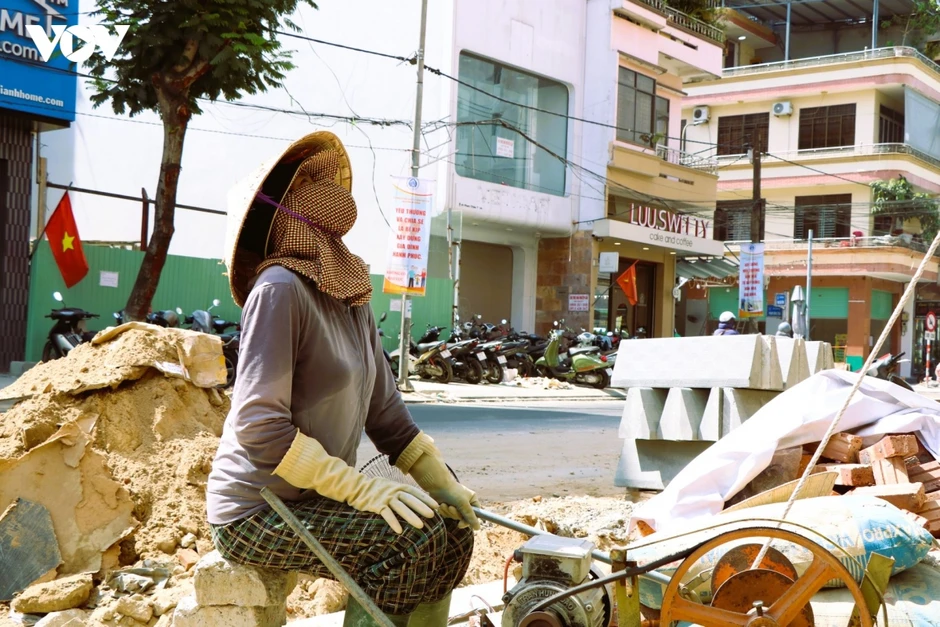 Nhọc nhằn mưu sinh dưới cái nắng bỏng rát ở miền Trung