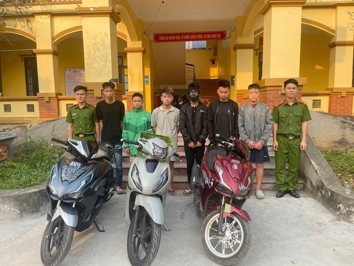 Nhóm đối tượng đeo mặt nạ ném chai bia khiến 4 người bị thương tại Hải Phòng Nhóm đối tượng đeo mặt nạ ném chai bia khiến 4 người bị thương tại Hải Phòng