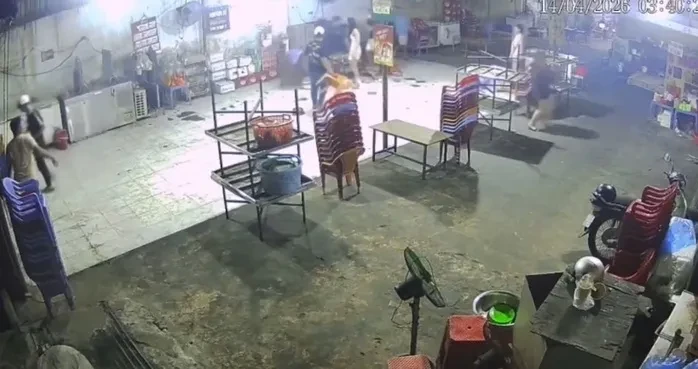 Nhóm người xông vào quán ăn, dùng ghế đánh gục nam thanh niên ở TP Hồ Chí Minh Nhóm người xông vào quán ăn, dùng ghế đánh gục nam thanh niên ở TP Hồ Chí Minh