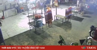 Nhóm người xông vào quán ăn, dùng ghế đánh gục nam thanh niên ở TP Hồ Chí Minh