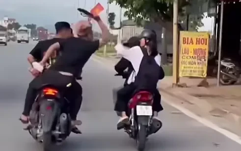 Nhóm thanh niên đi xe không biển số, dùng dép đánh người đi đường Nhóm thanh niên đi xe không biển số, dùng dép đánh người đi đường