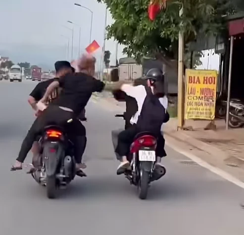 Nhóm thanh niên đi xe không biển số, dùng dép đánh người đi đường Nhóm thanh niên đi xe không biển số, dùng dép đánh người đi đường
