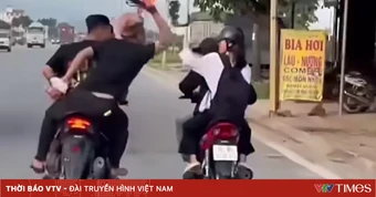 Nhóm thanh niên đi xe không biển số, dùng dép đánh người đi đường