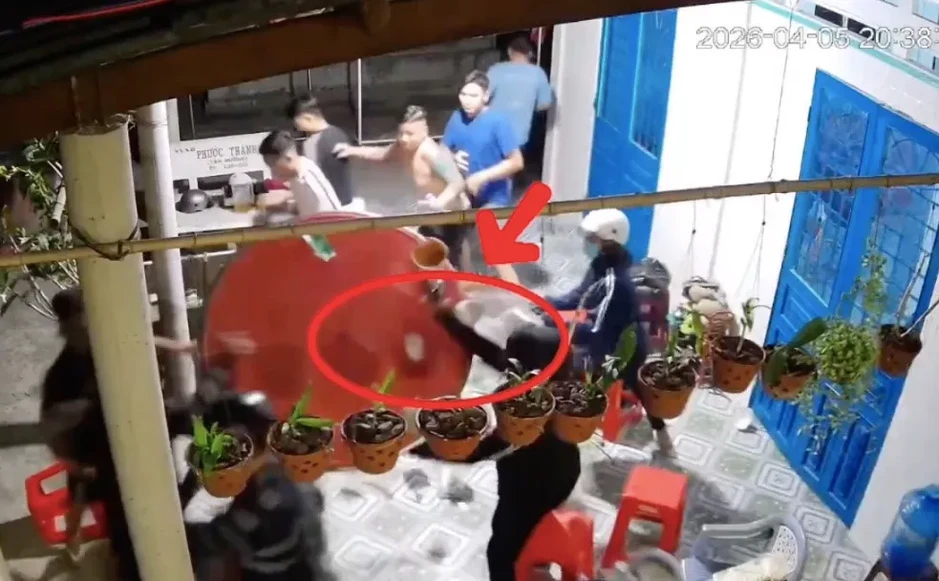 Nhóm thanh niên nghi dùng súng, dao tấn công người tại tiệc nhậu ở Đồng Tháp Nhóm thanh niên nghi dùng súng, dao tấn công người tại tiệc nhậu ở Đồng Tháp