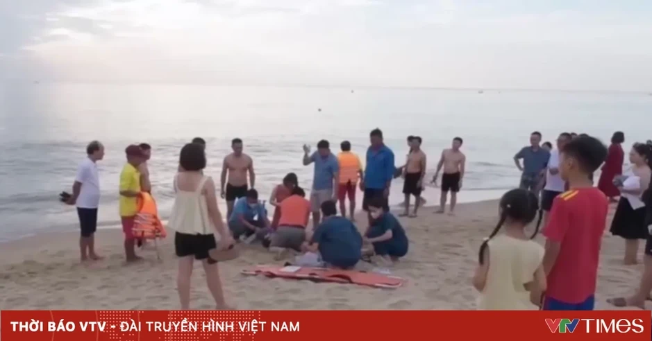 Nhóm y bác sĩ ép tim cứu du khách đuối nước ở bãi biển Quảng Trị