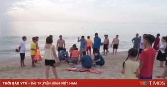 Nhóm y bác sĩ ép tim cứu du khách đuối nước ở bãi biển Quảng Trị